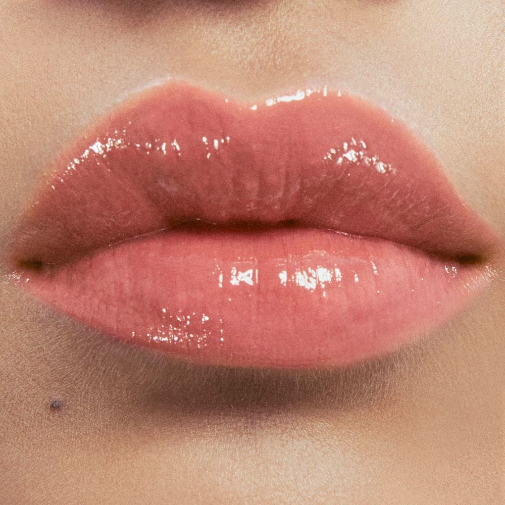 Yangying's lips wearing YSL LOVESHINE Lipstick in shade 213 Pink Trip,
a glossy mauve-pink.